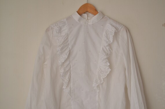 Vintage 1970s white cut out floral ruffle cottage… - image 4