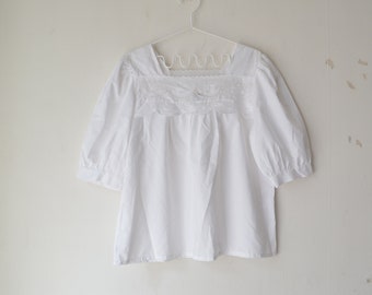 vintage Austrian white floral embroidered trachten folk tyrolean shirt tunic blouse 1980s // L