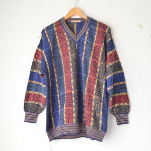 Vintage 1990s Herren Pullover mit geometrischem Muster in Rot und Blau mit V-Ausschnitt // M