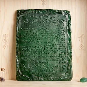 Smaragd Tablet Replik. Grünes Harzdekor. US Einfuhrsteuern inbegriffen