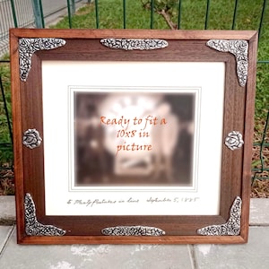 Handgjord ram från Partners in Time för 20 x 25 cm bild. Amerikansk importskatt INGÅR.