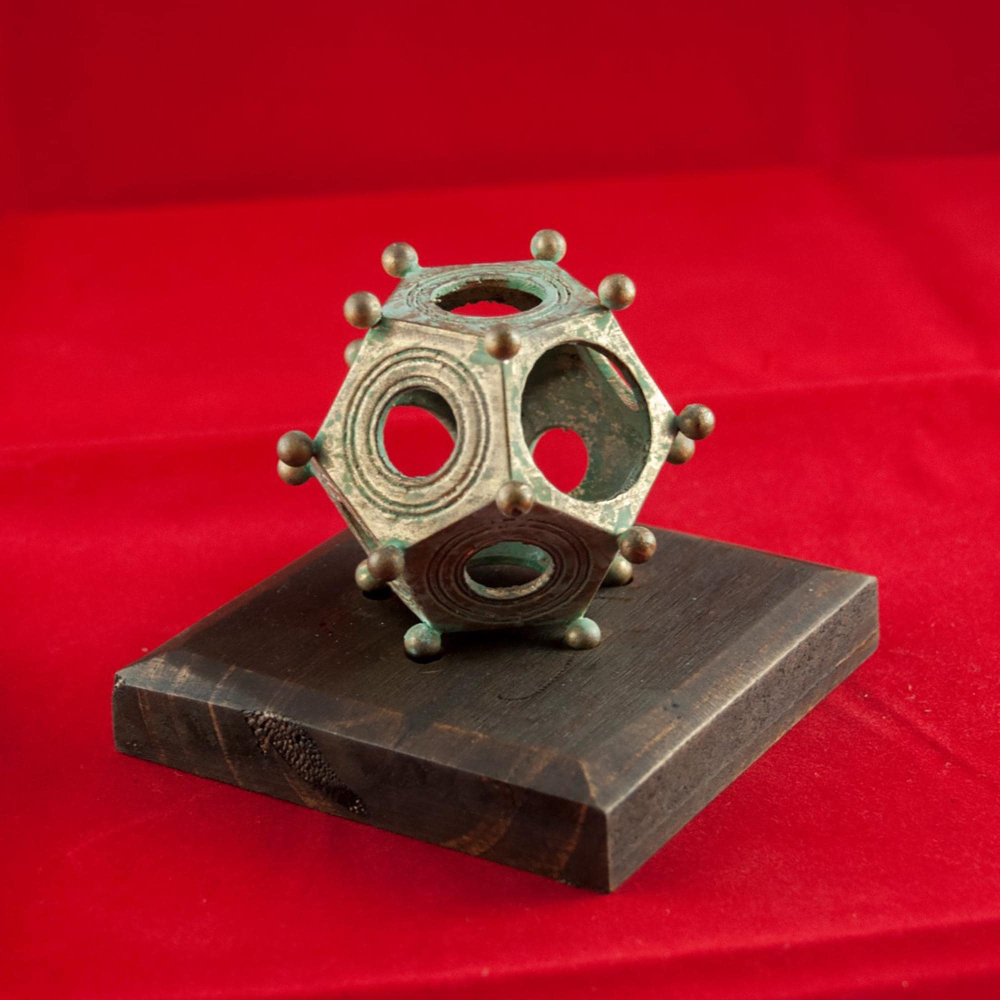 「ローマの二十面体」レプリカモデル 黄銅鋳造 古代文明のオーパーツ ローマ正十二面体 - 考古学的レプリカ - 手描き樹脂製。米国輸入税込み