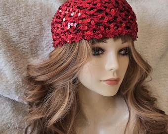 Gorro de punto rojo femenino con lentejuelas y detalles de crochet, estilo bohemio, con malla abierta. Ideal para citas, fiestas navideñas y San Valentín.