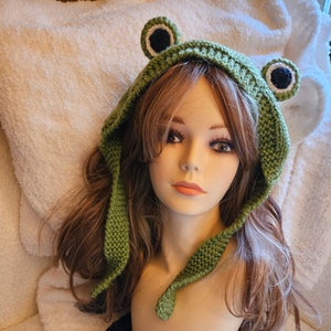 May include: A set of three ceramic vases in varying heights and shapes. The vases are glazed in a matte white finish, offering a minimalist aesthetic. The tallest vase measures approximately 25 cm high.