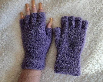 Guantes sin dedos suaves y cálidos para la muñeca, tejidos de punto en color morado amatista lavanda. Calentadores de manos para la muñeca.