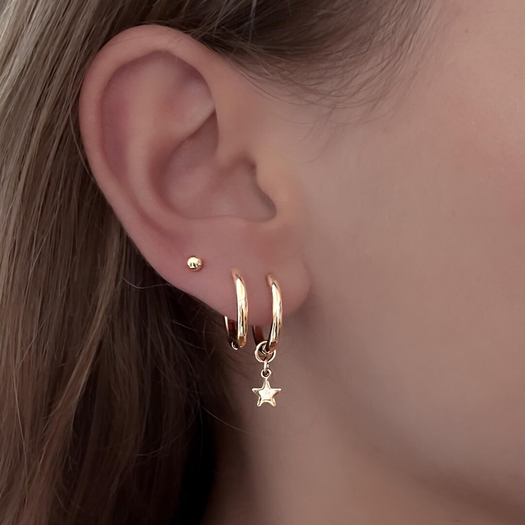 【 】HUGGIE GIFT SET 3チャーム付き ピアス Triple CZ Drop Chain Huggie Earring – Adina Eden