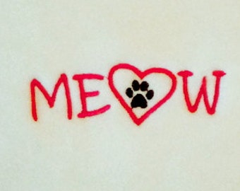 Puede incluir: Texto bordado en rojo que dice "MEOW" con un corazón rojo que contiene una huella de pata negra en el centro.