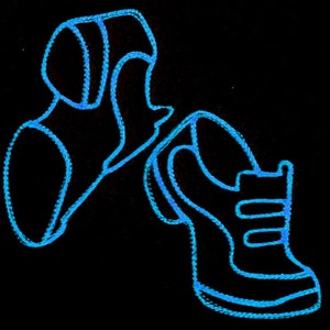 Op de afbeelding: Een neonblauwe lijntekening op een zwarte achtergrond toont een persoon en een laars. De persoon is in profiel, met een hoofd en torso. De laars is een ontwerp met hoge hakken. De afbeelding is een eenvoudige, moderne illustratie.