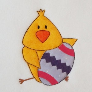 Peut inclure: Un poussin jaune tenant un œuf de Pâques violet et rose avec un motif en zigzag.