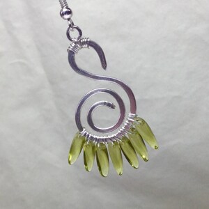 Pendientes verdes con forma de cisne Tutú verde lima de ballet con la letra S de San Patricio Primavera, consigue tu paz verde Diseños de cola que menea