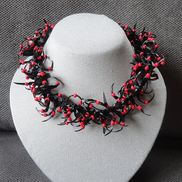 Black necklace with red rocailles / Red with black necklace .
