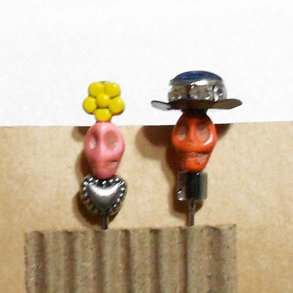 Dia de Los Muertos couple, decorative needle topper, counting pins, marking pins, skull with crown, nicho supply, memorial, curiosity