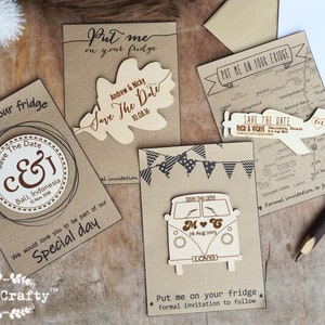 10 tarjetas "Póngame en el refrigerador" para guardar la fecha, imán para refrigerador con sobre, tarjeta Kraft, invitación formal para boda de destino rústica a continuación