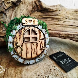 Porte personnalisée de maison de fée ou de Hobbit, aimant de support en bois de carte mémoire SD, boîte de rangement de photos de mariage, cadeau pour couple sur le thème des contes de fées