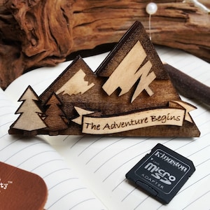 Mountain SD Memory Card Support en bois Aimant, Boîte de rangement de photos de mariage, Cadeau d’anniversaire pour randonneur, Cadeau d’anniversaire pour camping-car