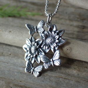 Collar con dije de mariposa y dalia en plata de ley elaborado con plata de ley reciclada