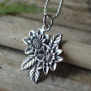 Collar con dije de dalia en plata de ley elaborado con plata de ley reciclada