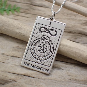 Amuleto de plata de ley con la carta del Tarot El Mago