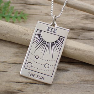 Charm de la carta del Tarot El Sol en plata de ley