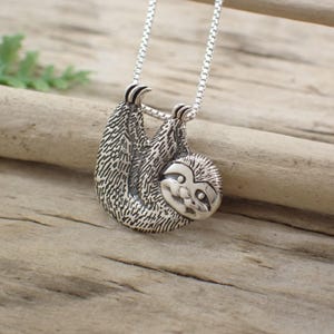 Sterlingzilveren hangende luiaardketting gemaakt van gerecycled zilver