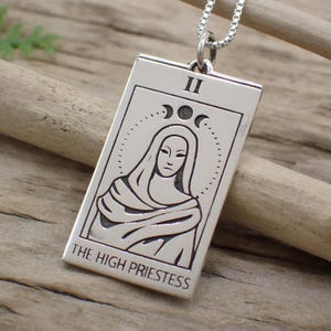 Amuleto de la carta del tarot de la Suma Sacerdotisa en plata de ley