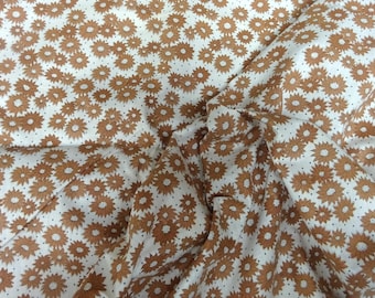 Robe en coton vintage des années 40/50, marguerites brunes sur fond blanc 40 po. L x 36 po. l