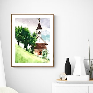 Puede incluir: Pintura acuarela de una peque&ntilde;a iglesia blanca con un techo marr&oacute;n y una cruz en la cima. La iglesia est&aacute; rodeada de &aacute;rboles verdes y una colina cubierta de hierba. El fondo es una acuarela de color p&uacute;rpura y azul, que sugiere una cordillera.