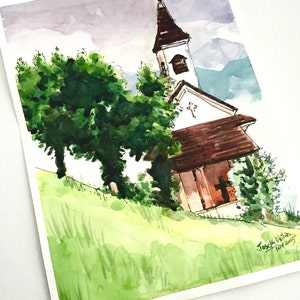 Puede incluir: Pintura acuarela de una peque&ntilde;a iglesia con un techo marr&oacute;n y un campanario blanco. La iglesia est&aacute; rodeada de &aacute;rboles y hierba verdes. El cielo es azul claro con algunas nubes. La pintura est&aacute; firmada "Tosch Brilha" y fechada "nov 2015".