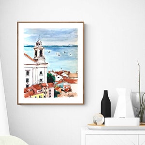 Pu&ograve; includere: Dipinto ad acquerello di una citt&agrave; con un campanile di chiesa e barche in lontananza. Il dipinto &egrave; incorniciato in una cornice marrone chiaro.