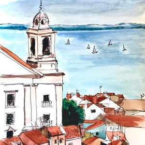 Pu&ograve; includere: Un dipinto ad acquerello di una citt&agrave; con un edificio di chiesa bianco in primo piano. La chiesa ha un campanile con una croce in cima. La citt&agrave; &egrave; sullo sfondo con un specchio d'acqua e barche a vela in lontananza. Il dipinto &egrave; firmato "Joseph Dalla" e datato "26 marzo 2016".