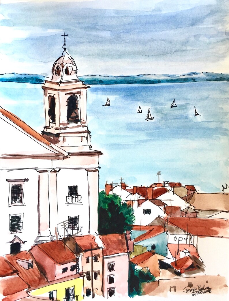 Pu&ograve; includere: Un dipinto ad acquerello di una citt&agrave; con un edificio di chiesa bianco in primo piano. La chiesa ha un campanile con una croce in cima. La citt&agrave; &egrave; sullo sfondo con un specchio d'acqua e barche a vela in lontananza. Il dipinto &egrave; firmato "Joseph Dalla" e datato "26 marzo 2016".