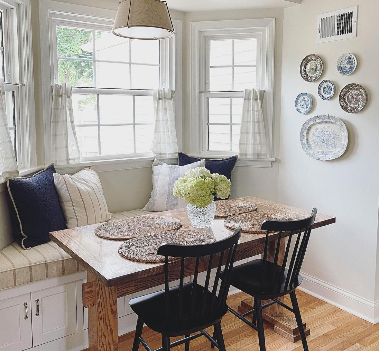 ड्रिफ्टअवे लिनन ब्लेंड टियर पर्दे - 24 इंच लंबाई, काली धारीदार, रॉड पॉकेट, 2 पैनलों का सेट