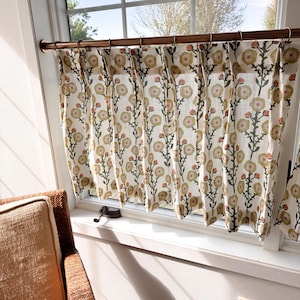 Bruine, gele, groene, oranje witte blokprint frisse Lacefield geplooide cafégordijnen mooie blokprint bloemen linnenmix.