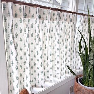 Geplooid cafégordijn met blokprint van Lacefield, een vleugje kleur voor keukens, badkamers, eethoek, blauw, groen, geel