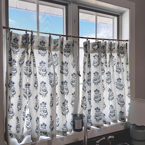 Deze frisse Lacefield-cafégordijnen van groenblauw, groen en blauw klaprozen met prachtige blokprint bloemenkatoen en linnenmix.