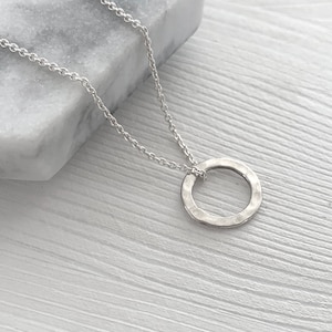 Delikatny naszyjnik z młotkowanym kółkiem ze srebra próby 925 – ręcznie robiony w Londynie