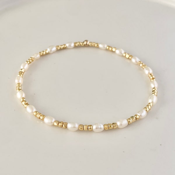 Bracelet extensible perles d'eau douce et pépites d'or