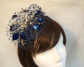 Fascinator bleu, coiffure de mariage, fascinator bleu et or, chapeau d’or et de marine, coiffure de marine, chapeau d’or, fascinator voilé, fascinator britannique