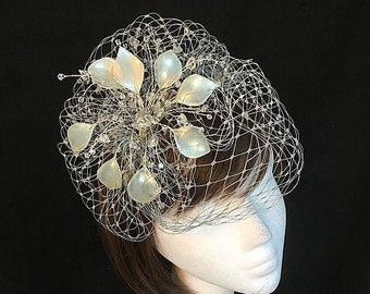 Zilveren bruids fascinator, Uk bestselling fascinator, Grijze fascinator, Amanda Sutherland, Zilver gesluierde hoed