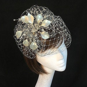 Silber Braut Fascinator, UK Bestseller Fascinator, grau Fascinator, Amanda Sutherland, Silber verschleiert Hut Bild 1