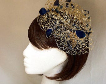 Gouden fascinator, bruiloftshoofdtooi, Marine en gouden fascinator, Gouden tiara, Marinehoofdtooi, Gouden hoed, Amanda Sutherland, Gesluierde fascinator