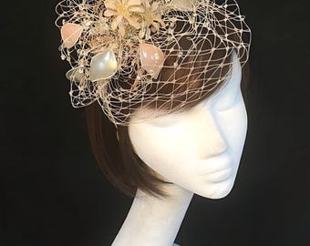 Bibi rose, bibi sur mesure, mère de la mariée, chapeau rose pâle, chapeau voilé, bibi britannique, bibi rose vintage, chapeau sur mesure