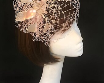 Bibis rose et ivoire, bibi sur mesure, mère de la mariée, chapeau rose pâle, chapeau voilé, mariage d'été, bibi britannique