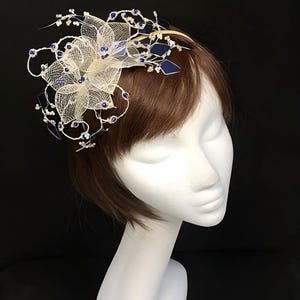 Fascinador prateado marinho, mãe da noiva, casamento de verão, chapéu de casamento, tiara prateada, tiara de noiva sob medida, Amanda Sutherland