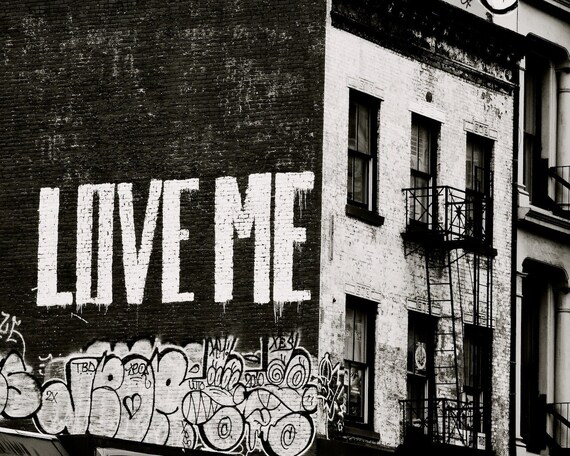 WEB限定お買い得商品の新着アイテム LOVE ME - Canvas Print - Black and White Graffiti Art - New 額縁