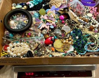 Lotto di 160 pezzi di perline di scarto per la riparazione di gioielli vintage-moderni in stile retrò.