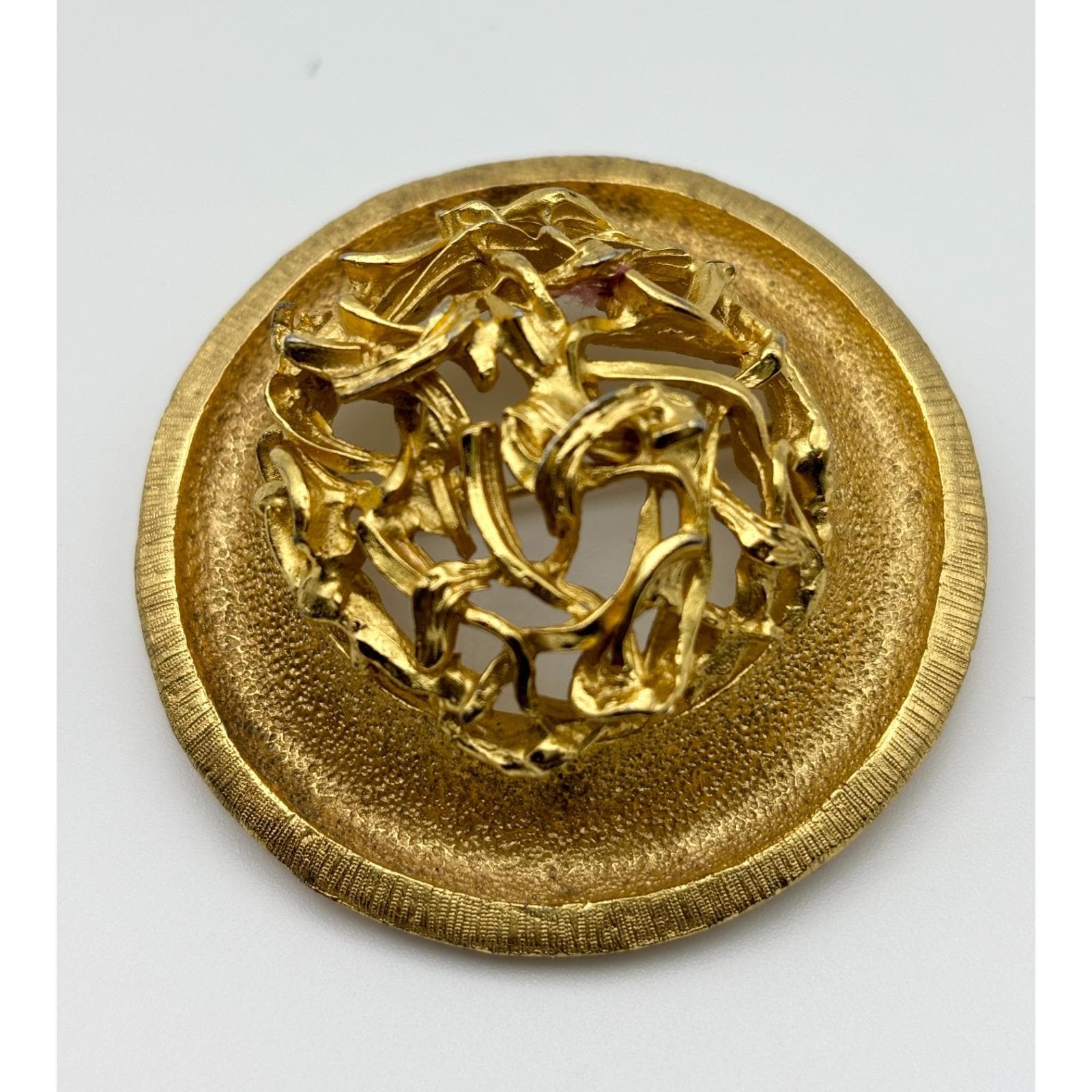 い*し様 ビンテージ　Hattie Carnegie ガラスビーズ 3連 ネック Hattie Carnegie Filigree Dome Brooch Signed-rare-vintage - Etsy