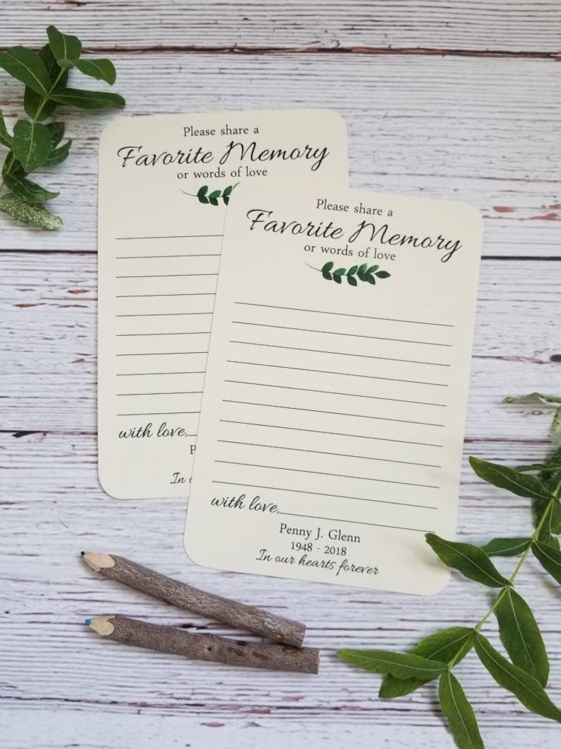 Puede incluir: Dos tarjetas blancas con papel rayado y dise&ntilde;os de hojas verdes. Las tarjetas tienen el texto "Please share a Favorite Memory or words of love" y "with love. Penny J. Glenn 1948-2018 In our hearts forever".