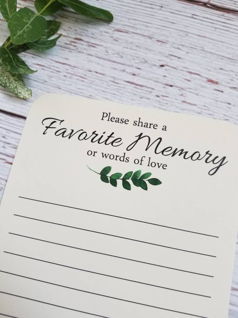 Puede incluir: Una tarjeta blanca con texto negro que dice "Por favor, comparte un recuerdo favorito o palabras de amor". La tarjeta tiene un dise&ntilde;o de rama de hojas verdes.