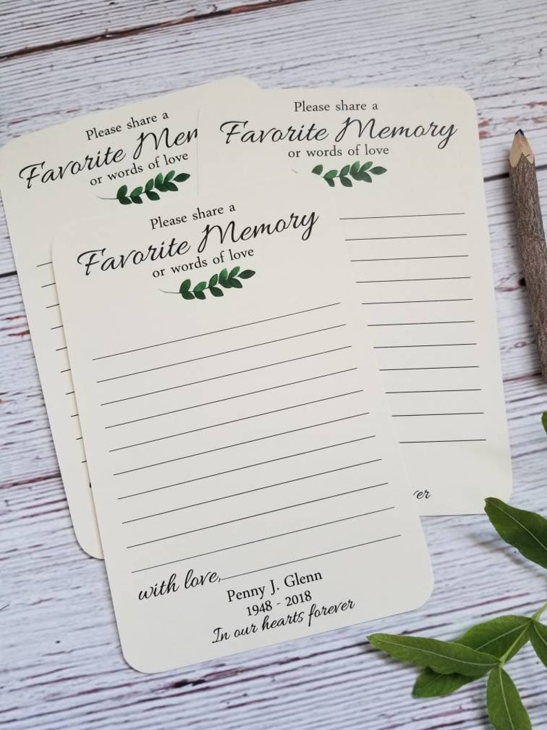 Puede incluir: Tres tarjetas blancas con texto negro y dise&ntilde;os de hojas verdes. Las tarjetas dicen "Por favor, comparte un recuerdo favorito o palabras de amor." La tarjeta inferior tiene el texto "con amor, Penny J. Glenn 1948-2018 En nuestros corazones para siempre."